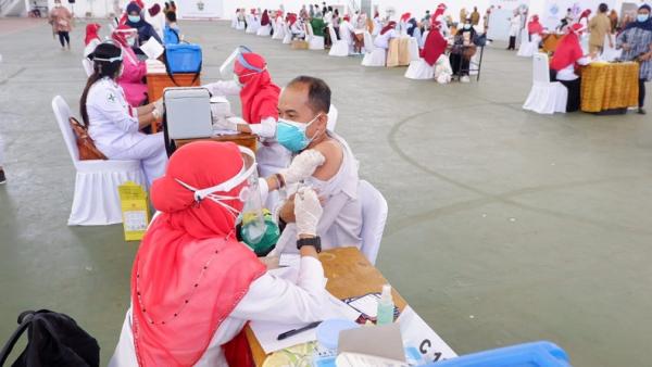 Vaksinasi massal untuk tenaga kesehatan di Unhas2 Suasana vaksinasi massal untuk tenaga kesehatan (nakes) di GOR Kampus Universitas Hasanuddin (Unhas) Makassar, Senin (1/2/2021). (Foto: iNews.id/Pemprov Sulsel)