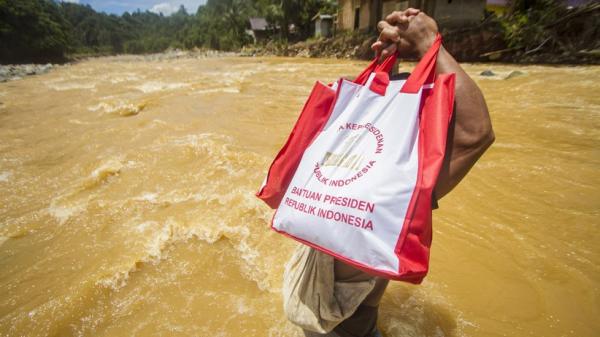02 Antara Sembako Jokowi 2 Presiden Joko Widodo mengirim 20.000 paket bantuan untuk korban banjir di Kalimantan Barat. (Antara)