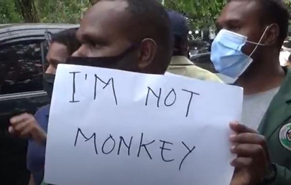 Ikatan Mahasiswa Papua saat demo di USU mendesak guru besar yang dinilai rasis dicopot. (Foto: iiNews/Ahmad Ridwan Nasution)