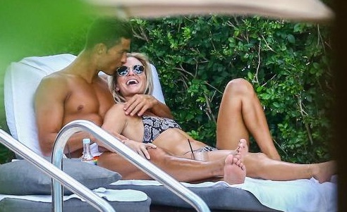 Cassandre Davis dan Cristiano Ronaldo Cristiano Ronaldo pernah tertangkap kamera mencium model cantik sambil asyik berenang. Perempuan yang dimaksud adalah Cassandre Davis. (Foto: The Sun)