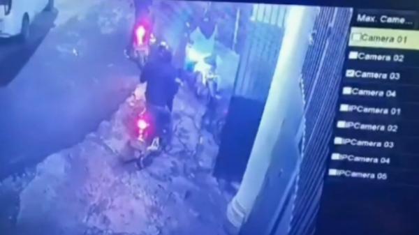 Pelaku curanmor beraksi di Bandarlampung. Aksinya terekam CCTV (Andres Afandi/iNews)
