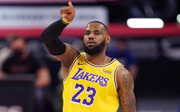 LeBron James LeBron James bermain di Los Angeles Lakers. (Foto: Bleacher Report)