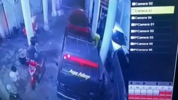 Pelaku curanmor beraksi di Bandarlampung. Aksinya terekam CCTV (Andres Afandi/iNews)