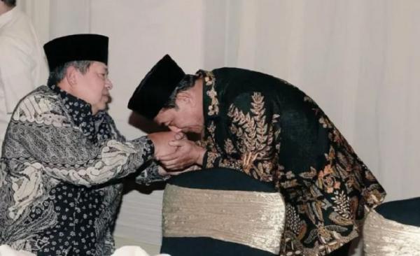 Muncul Foto Moeldoko Cium Tangan SBY, Dihubungkan Isu ...