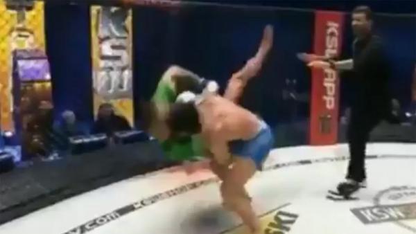 Shamil Musaev membanting Uros Jurisic saat pertarungan usai, Sabtu (30/1/2021). (Foto: MMA Fighting)