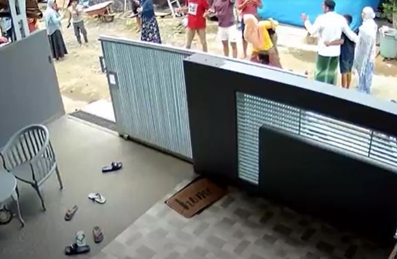 Warga Mamuju berhamburan keluar rumah saat gempa Magnitudo 5,2 mengguncang wilayah Majene, Sulbar, Rabu (3/2/2021). (Foto: iNews/Huzair Zainal)