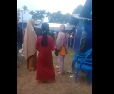 Pengungsi berhamburan keluar tenda darurat saat gempa Magnitudo 5,2 mengguncang wilayah Majene, Sulbar, Rabu (3/2/2021). (Foto: iNews/Huzair Zainal)