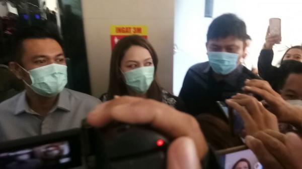 Anggota DPRD Sulut James Arthur Kojongian Anggota DPRD Sulut James Arthur Kojongian mendampingi istrinya Michaela Elsiana Paruntu usai diklarifikasi BK DPRD Sulut terkait video viral perselingkuhannya, Rabu (3/2/2021). (Foto: Okezone/Subhan Sabu)