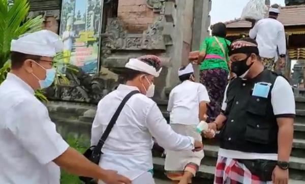 Protokol kesehatan ketat diterapkan di sejumlah pura yang didatangi umat Hindu untuk bersembahyang Hari Raya Pagerwesi, Rabu (3/2/2021). (Foto: iNews.id/Pande Wismaya)
