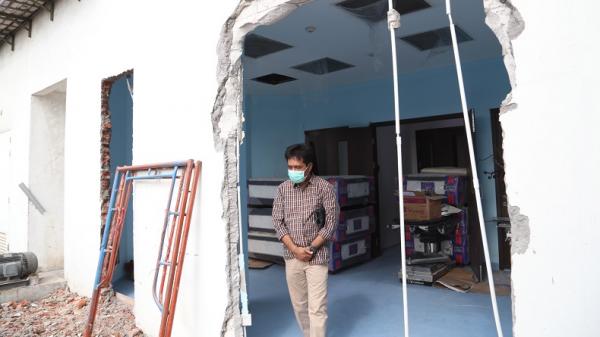 rs khusus covid-19 dekat cito mall surabaya2 Anggota Komisi A DPRD Surabaya Imam Syafii meninjau proyek rumah sakit di lingkungan Mall Cito, Surabaya, Selasa (3/2/2021). (Foto: SINDONews/Ali Masduki)