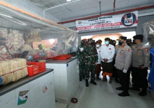 Panglima TNI Marsekal Hadi Tjahjanto meninjau protokol kesehatan di Pasar Badung, Bali. (Foto: Puspenad)
