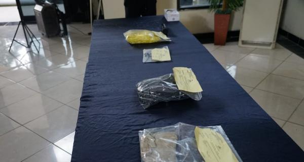 Barang bukti pembunuhan di Bekasi Barang bukti pembunuhan di Bekasi (Foto: Sindo/ Abdullah)