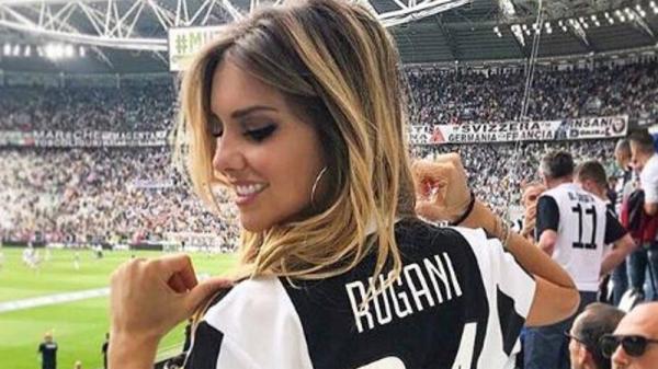 Michela Persico 3 Michela Persico sering hadir di lapangan mengenakan jersey bertuliskan nama sang kekasih sebagai bentuk dukungan. (Foto: arenacalcio)