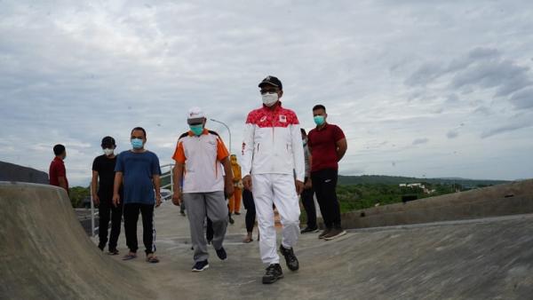 Pedestrian Kawasan Wisata Bira2 Gubernur Sulsel Nurdin Abdullah saat meninjau progres pembangunan Titik Nol dan Pedestrian Kawasan Wisata Bira, Selasa malam, (2/2/2021). (Foto: iNews/Pemprov Sulsel)