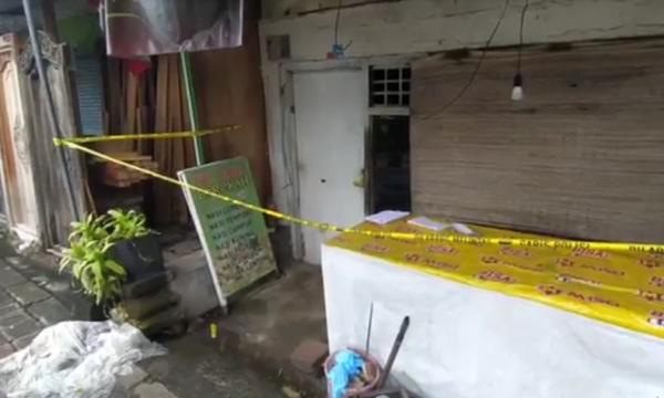 Kamar kos korban dipasang garis polisi. (Foto: iNews.id/Aris Wiyanto)