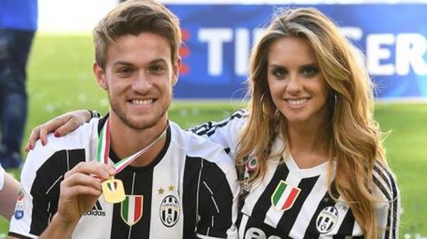 Daniele Rugani (kiri) berbagi momen bersama Michela Persico usai sebuah pertandingan bersama Juventus. (Foto: calciomercato)