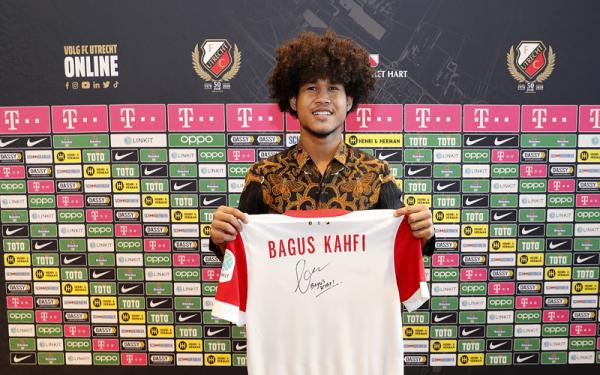 Striker Timnas Indonesia U-19, Bagus Kahfi resmi diperkenalkan klub Belanda, FC Utrecht. Di momen itu dia menggunakan pakaian khas Tanah Air yaitu batik. (Foto: Twitter @fcutrecht)
