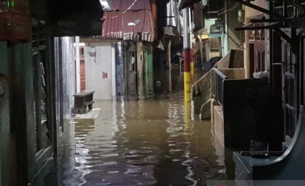 Banjir di Kampung Melayu, Jakarta Timur pada Jumat (5/2/2021) pagi. (Foto: Antara)