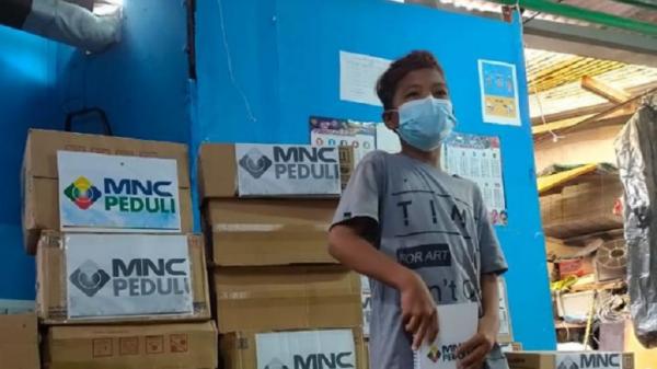 MNC Peduli MNC Peduli memberikan bantuan makanan ringan kepada anak-anak yang tinggal di kolong Jembatan Pluit, Jakarta Utara. (Foto: Okto/ Sindo Media).