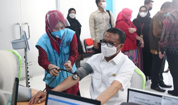 Gubernur Sulawesi Selatan Nurdin Abdullah menerima suntikan dosis kedua vaksin Covid-19 di RS Khusus Dadi, Makassar, Juamt (5/2/2021).