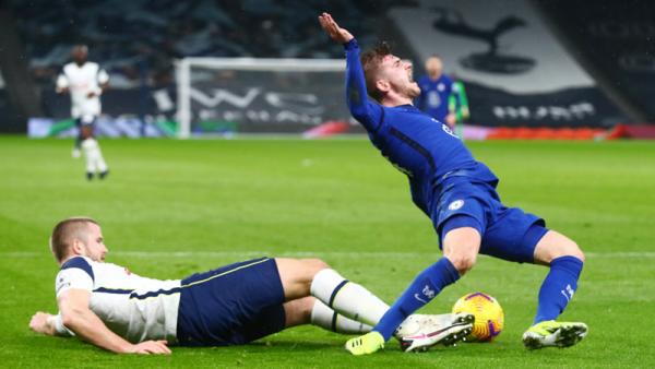 Defender Tottenham Hotspur Eric Dier (kiri) menjatuhkan striker Chelsea Timo Werner di kotak terlarang pada pekan ke-22 Liga Inggris di Tottenham Hotspur Stadium, Jumat (5/2/2021) dini hari WIB. (Foto: REUTERS)