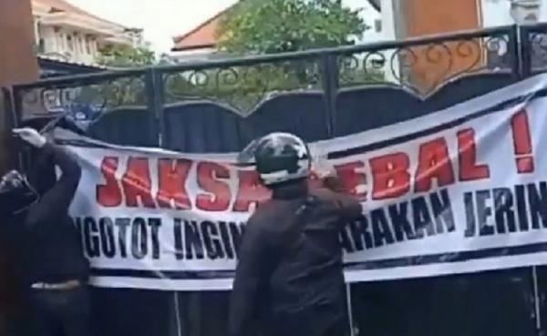 Spanduk pendukung jerinx Spanduk yang dipasang pendukung Jerinx saat menggeruduk Kejaksaan Tinggi Bali, Kamis (4/2/2021). (Foto: Antara)