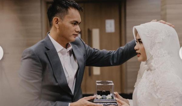 Darto Helm di video klip Ikke Nurjanah. (Foto: YouTube)