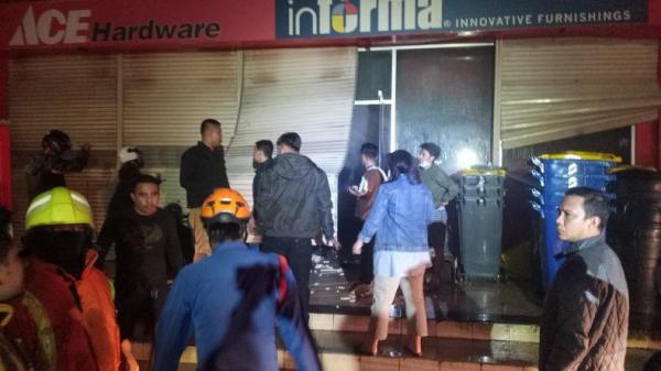Kebakaran di Toko Informa Mal Panakukkang Makassar Kebakaran di Toko Informa Mal Panakukkang Makassar. (Foto: iNews/M Nur Bone).