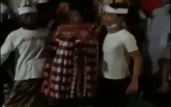 Korban GNEP (16) saat mengikuti napak pertiwi, yakni ritual khusus untuk barong dan rangda di Denpasar.