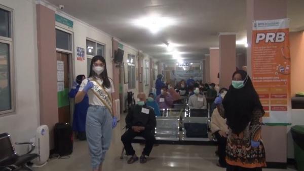 Miss Indonesia 2020 Carla Yules Miss Indonesia 2020 Carla Yules tampak menyemangati para pasien sebelum menjalani operasi katarak yang digelar MNC Peduli berkolaborasi dengan RS Islam Assyifa Kota Sukabumi, Sabtu (6/2/2021). (Foto: iNews/M Indra Firdaus)