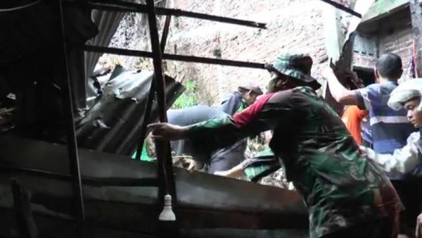 Petugas gabungan berusaha mencari korban longsor di perbukitan Kampung Jomblang Sari, Kelurahan Jomblang, Kecamatan Candisari Sabtu (6/2/2021). (Foto: iNews/Kristadi Kelik)