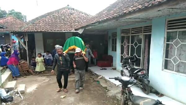 Warga membawa jenazah Weni Tania ke pemakaman. (Foto: iNewsTv/Ii Solihin)