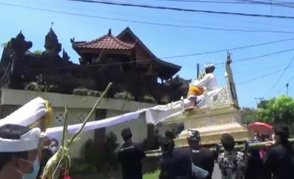 Prosesi Ngaben jenazah Gede Nanda, penari Rangda yang tewas tertusuk keris di Bali, Minggu (7/2/2021). (Foto: iNews.id/Bagus Alit)