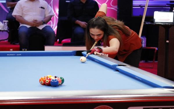 Nony Andillah mengalahkan Poppy Puspita dengan skor telak 3-0 pada laga pertama Turnamen Biliar 9 Ball Hot Nine ditayangkan iNews Sabtu malam (6/2/2021) malam. (Foto: MNC)