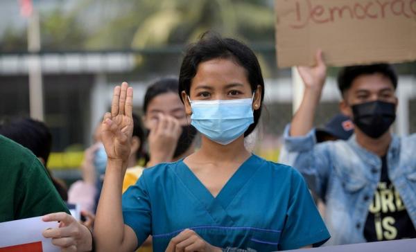 000 Demo Myanmar 8 Feb Reuters Para mahasiswa, tenaga kesehatan, dan buruh berdemo menolak kudeta militer di Kota Yangon, Myanmar, Senin (8/2/2021). (Foto: Reuters)
