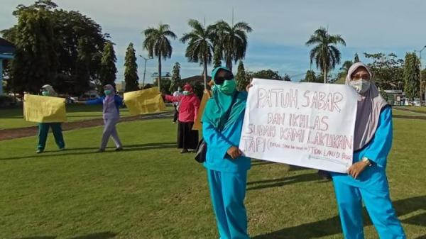 Tenaga kesehatan RSUD Bengkulo demo menuntut dana insentif Covid-19 yang tak kunjung cair ke Gubernur Bengkulu. (Foto: MNC Portal/Demon Fajri)