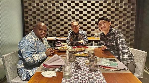 Abu Janda Abu Janda dipertemukan dengan Natalius Pigai oleh politikus Partai Gerindra Sufmi Dasco Ahmad, Senin (8/2/2021). (Foto: Instagram/Sufmi Daso).