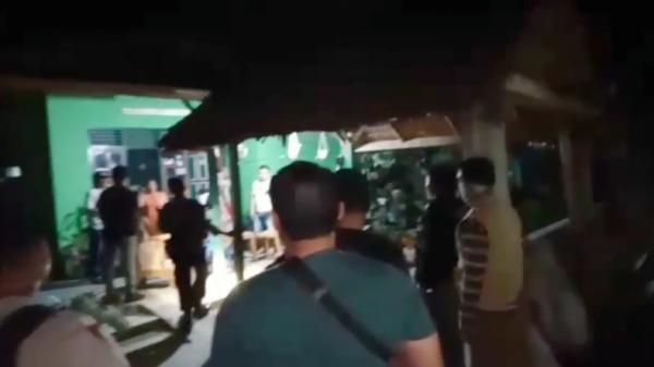 Tim gabungan dari Polres Palopo melakukan penyisiran dan pengamanan di lokasi bentrok warga yang menggunakan senpi rakitan (Nasruddin Rubak/iNews)