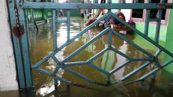 Kondisi Panti di Demak Kondisi Panti Maunatul Mubarok, Demak, Jateng terendam banjir (Taufik Budi/iNews)