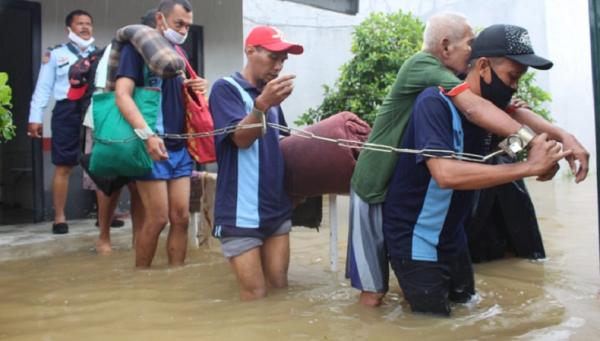 Banjir di Lapas Kelas IIA Pekalongan membuat ratusan napi harus dievakuasi ke Rutan Kelas IIA Pekalongan dan Rutan Kelas IIB Batang. (Foto: iNews/Suryono Sukarno)