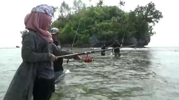 pemancing Pemancing di Pulau Seurudong, Aceh Selatan. (Foto: iNews/Ichdar Ifan)