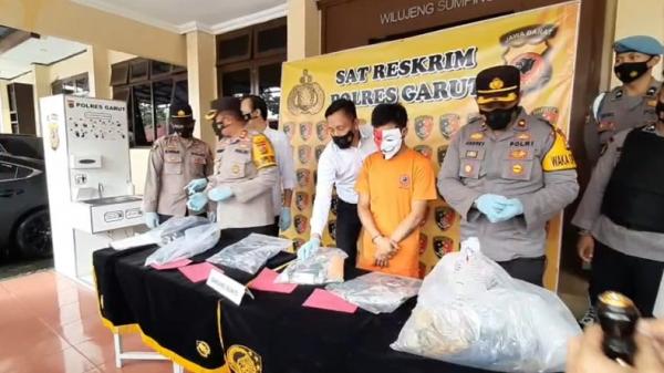 Kapolres Garut AKBP Adi Benny Cahyono memaparkan kasus pembunuhan  Weni Tania yang mayatnya ditemukan tertancap bambu, Senin (8/2/2021). (Foto: iNews/Ii Solihin)