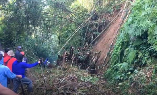 Tanah longsor di Bangli Tanah longsor di Bangli. (Foto: iNews.id/Ari Wiradarma)