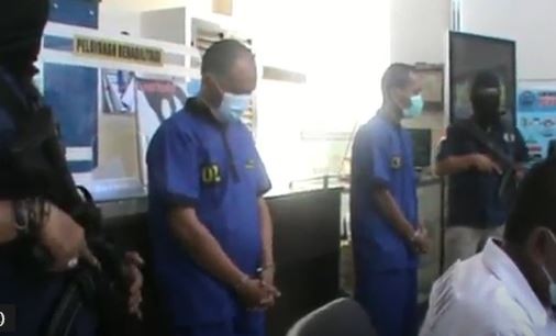 Dua kurir sabu ditangkap petugas BNNP saat mendarat di Bandara Lombok. (Foto: iNews/Harikasidi)