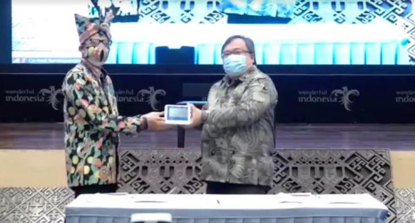Menristek Bambang Brodjonegoro Hibahkan Alat Skrining GeNose C19 ke Kemenparekraf
