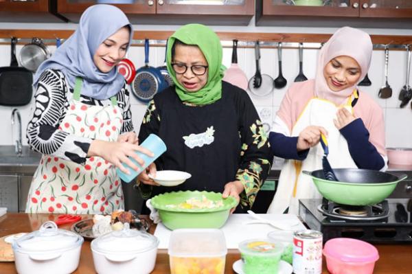 Hanum Rais dan Tasniem Rais membantu Ibunya memasak. (Foto : Dok Hanum Rais)