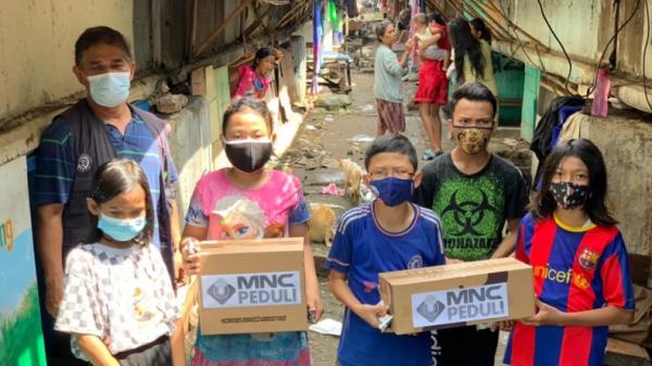 MNC Peduli 2 MNC Peduli memberikan makanan ringan dan mengajak menyanyi bergembira anak-anak di kolong tol Petak Seng, Jakarta, Selasa (9/2/2021). (Foto: MNC Media).