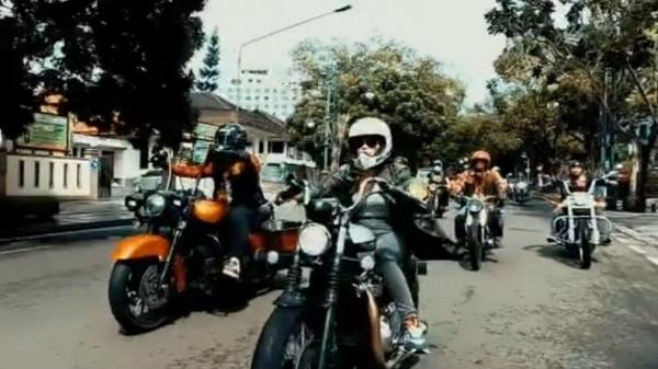 Wika Salim tampil cantik, elegan, plus garang di atas motor moge membelah jalanan Kota Bandung saat ikut Sunmori. (Foto: Istimewa)