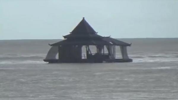 Penampakan bangunan masjid di Pacitan, Jawa Timur, yang hanyut terbawa arus banjir hingga ke tengah laut, Rabu (10/2/2021). (Foto: iNews/Ahmad Subekhi)