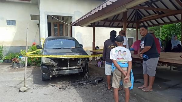 Kondisi mobil korban yang dibakar OTK, Rabu (10/2/2021) dini hari. (Foto: iNews/Ramli Nurawang)